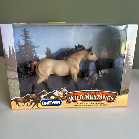 Breyer Wild Mustangs Blackfoot and Thunderbolt Set - New in Box - Picture 1 of 4